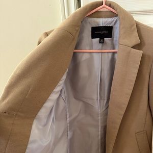 Banana Republic Canada warm brown mid length trench.  Perfect for fall & spring!